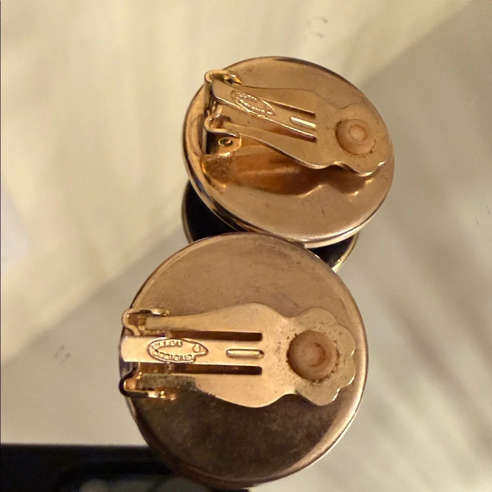 Ellen Designs signed gold tone Lion Clip On Earrings - Picture 7 of 7